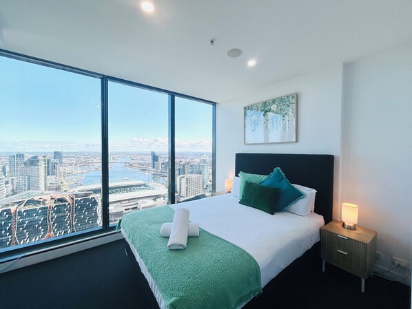 2 chambres, bureau, fer et planche à repasser, lit de bébé portatif