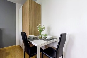 Condo, 1 Bedroom, City View | Dining room