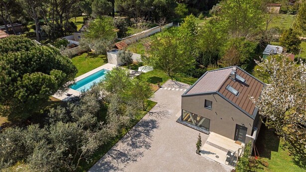 A modern house with a swimming pool, surrounded by lush greenery and a view of the sea. - Seaside Luxury Immersed in Nature (Valbandon)