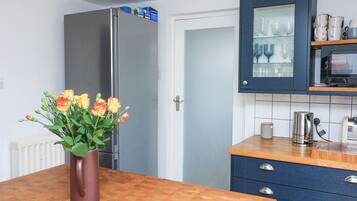 Cottage | Private kitchen | Dishwasher, cookware/dishes/utensils