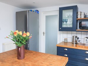 Cottage | Private kitchen | Dishwasher, cookware/dishes/utensils