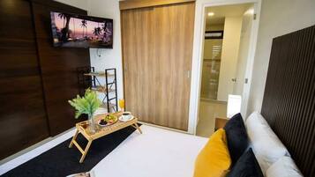 Silitysrauta/-lauta, vauvan matkasänky, Wi-Fi, vuodevaatteet