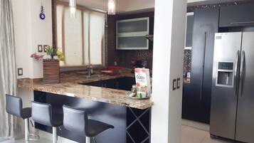 Réfrigérateur, micro-ondes, four, plaque de cuisson