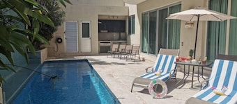 Modern Romantic Poolside Stay, Beach 10min Drive