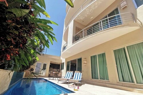 Modern Romantic Poolside Stay, Beach 10min Drive