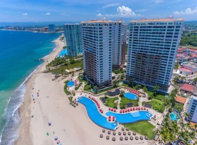 Grand Venetian Oceanview Spa Tub, Pools, Gym. Best location in town!