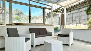 Chambre Triple Familiale, vue cour intérieure | Terrasse/Patio