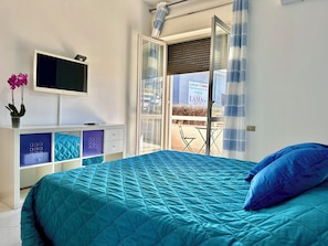 Comfort Double Room, Balcony, City View | Free WiFi - B&B Holiday (Torre Annunziata)