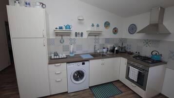 Frigorifero, microonde, forno, piano cottura