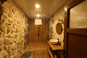 Deluxe Suite, Courtyard View | Bathroom