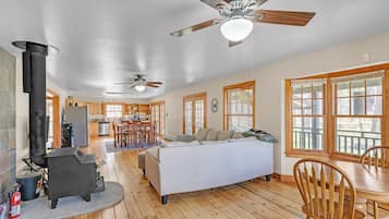 Cabin, 4 Bedrooms | Interior