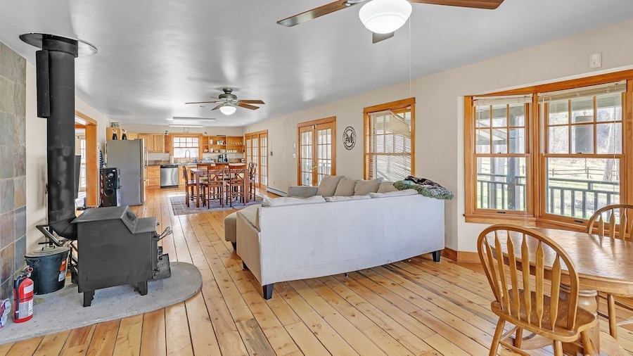 Charming Country 4br Retreat With Riverfront Views 4 Bedroom Cabin