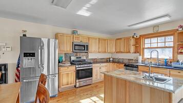 Cabaña, 4 habitaciones | Cocina privada | Refrigerador, horno, cafetera y tetera y tostadora