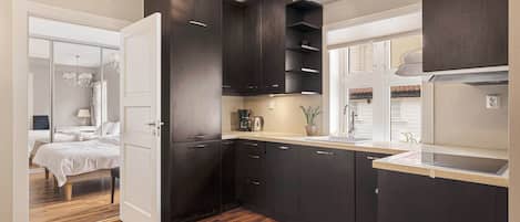 Kühlschrank, Mikrowelle, Ofen, Herdplatte