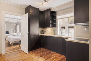 Réfrigérateur, micro-ondes, four, plaque de cuisson