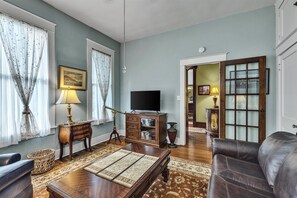 Casa, 4 habitaciones | Zona de estar | Una Smart TV