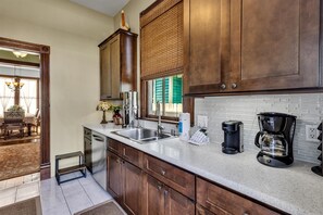 House, 3 Bedrooms | Private kitchen