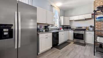 Casa, 4 habitaciones | Cocina privada | Refrigerador, horno, cafetera y tetera y tostadora