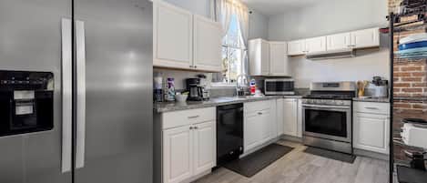 House, 4 Bedrooms | Private kitchen | Fridge, oven, coffee/tea maker, toaster