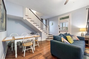 Maison, 4 chambres | Coin séjour | TV connectée