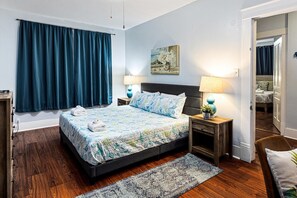 4 bedrooms, laptop workspace, iron/ironing board, free WiFi - Seas The Breeze 4 Bedroom Home (Galveston)