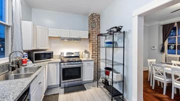 Talo, 4 makuuhuonetta | Yksityinen keittiö | Jääkaappi, uuni, kahvin-/teenkeitin, leivänpaahdin