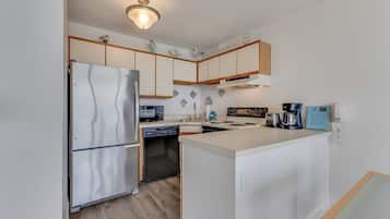 Condo, 1 Bedroom | Private kitchen | Fridge, oven, coffee/tea maker