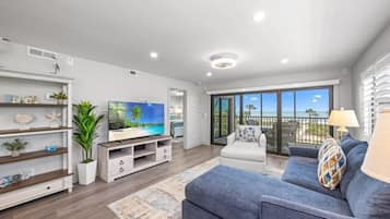 Condo, 2 Bedrooms | Living area