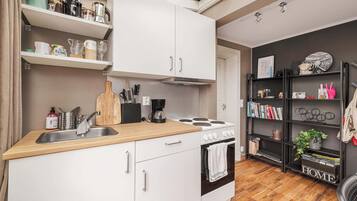 Kjøleskap, mikrobølgeovn, kokeplater og kaffetrakter/tekoker