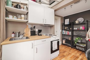 Kühlschrank, Mikrowelle, Herdplatte, Wasserkocher mit Kaffee-/Teezubehör