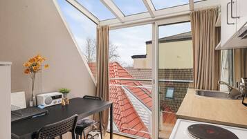 Kjøleskap, mikrobølgeovn, kokeplater og kaffetrakter/tekoker