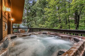 House, 3 Bedrooms | Outdoor spa tub - Count Your Blessings 3 Bedroom Home (Pigeon Forge)