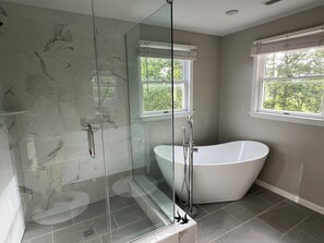 Een haardroger, handdoeken, zeep, shampoo