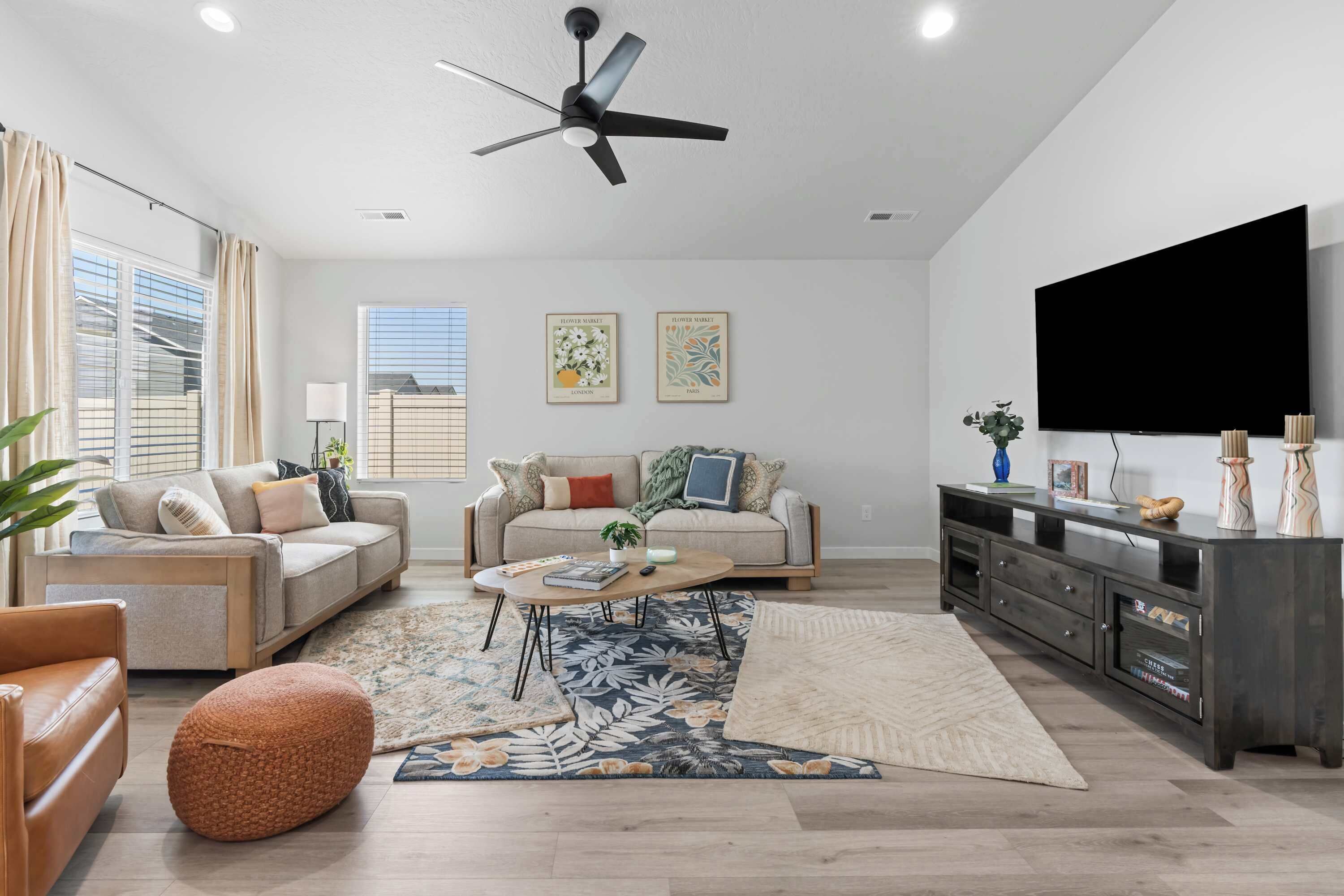 TV, videogames, livros, escritórios