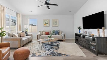 TV, videogames, livros, escritórios