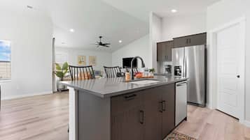 Frigorifero, microonde, forno, piano cottura