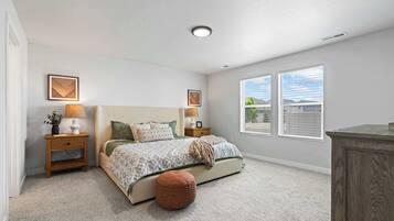 4 quartos, escrivaninha, ferros/tábuas de passar roupa, berço de viagem