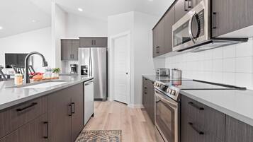 Frigorifero, microonde, forno, piano cottura