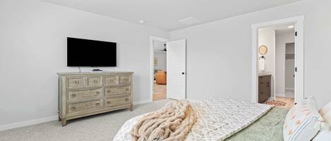 4 habitaciones, escritorio y tabla de planchar con plancha