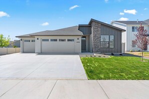 Exterior - Spacious New 4BR - Single Level Home - Pool Access (Meridian)