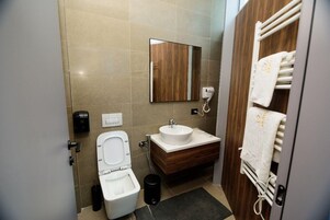 Pantuflas, toallas, jabón, shampoo