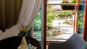A balcony with a view of a residential building and parked cars. - Hotel Zeneli Vlore (Vlorë)
