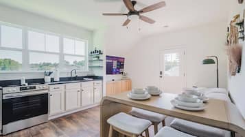 Een koelkast, een kookplaat, een broodrooster