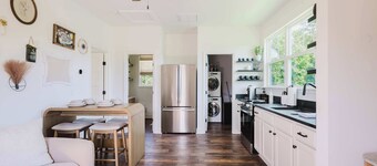Walk2OldTown!  Modern Lux Private Carriage House