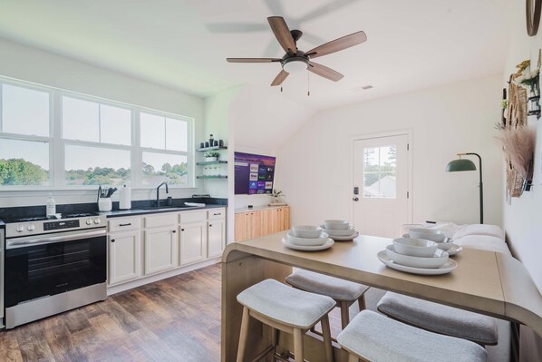 Fridge, stovetop, toaster, cookware/dishes/utensils - Walk2OldTown!  Modern Lux Private Carriage House (Bluffton)