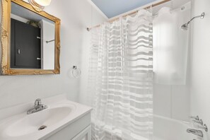Bathroom - Sportsman Cottage: Close to beach & Avalon Pier (Kill Devil Hills)