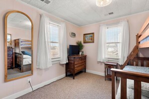 2 bedrooms, desk, iron/ironing board, WiFi