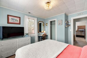 2 bedrooms, desk, iron/ironing board, WiFi