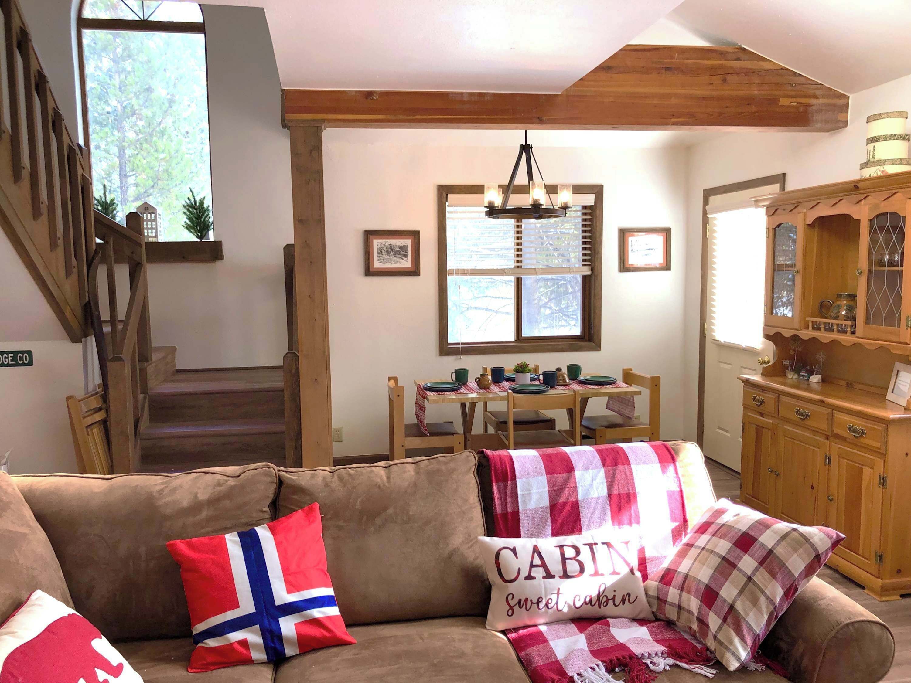 Een televisie en een open haard