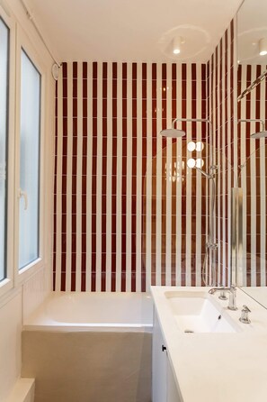 シャワー、ヘアドライヤー、タオル